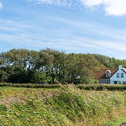 Modernes Badezimmer im Ferienhaus in De Cocksdorp, Texel, mit geraeumiger Dusche und stilvollem Waschbecken.