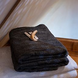 Gruener Garten rund um das Ferienhaus in De Cocksdorp, Texel, ideal zum Entspannen in der Natur.