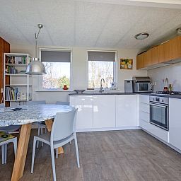 Moderne Kueche im Ferienhaus Slufteroord 292, Bungalowpark Slufteroord, Texel, mit Essecke.