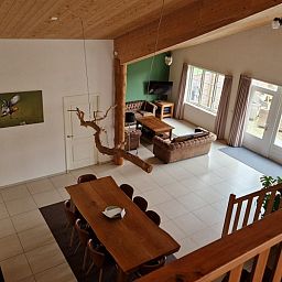 Geraeumiges Esszimmer und Wohnzimmer des Ferienhauses Paal 86 Texel in De Cocksdorp.