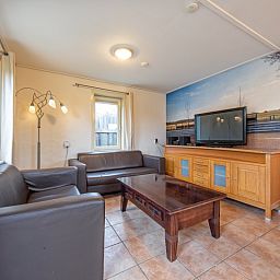 Gemuetliches Wohnzimmer in Tongelen R.D. van, Ferienhaus in De Cocksdorp, Texel. Bequeme Sofas und moderne Einrichtung.