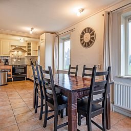 Kueche und Essbereich in Tongelen R.D. van, Ferienhaus in De Cocksdorp, Texel. Moderne Ausstattung und gemuetliche Atmosphaere.