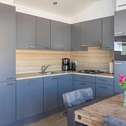 Fully equipped kitchen in Chalet Bregkoog 231, De Koog, Texel with modern appliances at Chaletpark Bregkoog.