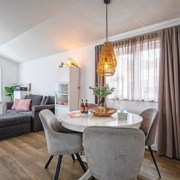 Essecke im Chalet Bregkoog 52, De Koog Texel, mit gemuetlicher Einrichtung und viel Licht.