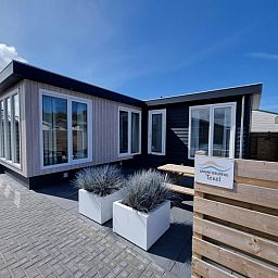 Front view of Chalet Bregkoog 119 on Chaletpark Bregkoog in De Koog, Texel, with sunny veranda.