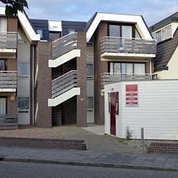 Vorderansicht der Appartements Anna - Noorderlicht - 13 in De Koog, Texel, mit einem einladenden Eingang und Balkonbereichen.
