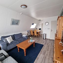 Innenbereich der Apartments Anna - Noorderlicht - 13, De Koog, Texel, mit Ess- und Sitzecke fuer entspannende Momente.