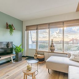 Modernes Wohnzimmer mit bequemem Sofa im Apartment Juliana 140 Insel- und Meerblick, De Koog, Texel.