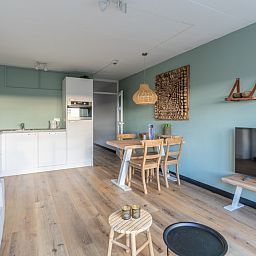 Offene Kueche und Essbereich im Apartment Juliana 140 Insel- und Meerblick, De Koog, Texel fuer ein gemuetliches Abendessen.