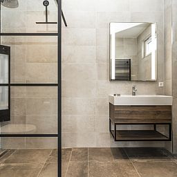 Modern bathroom in Villa 41, vacation home in De Koog, Texel, with luxury shower and sink.