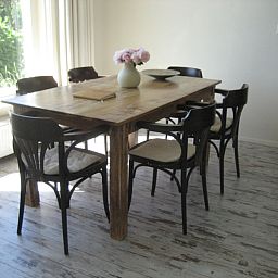 Dining room in The Duinputter vacation home De Koog Texel with wooden dining table and stylish chairs.