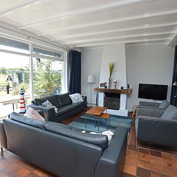 Geraeumiges Wohnzimmer in Orchismient 45 grosses Ferienhaus De Koog Texel mit Panoramablick auf die umliegenden Felder.