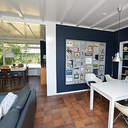 Stilvolle Essecke in Orchismient 45 grosses Ferienhaus De Koog Texel mit moderner Einrichtung und viel Platz.