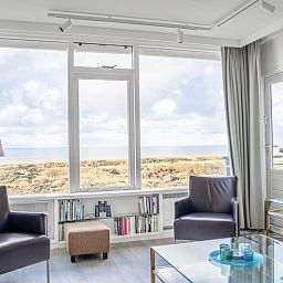 Apartment Juliana 160 Zeezicht in De Koog, Texel, offers a clear view of the dunes from the living room.