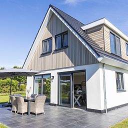 Modern vacation home Villa 35a in De Koog, Texel with spacious outdoor area.