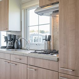 Stylish kitchen of Chalet Bregkoog 227, Chaletpark Bregkoog, De Koog, Texel with gas hob and ample work space.