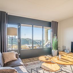 Stijlvolle zithoek in Appartement Juliana 048 met grote ramen en zeezicht, De Koog, Texel.