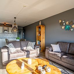 Open keuken en woonkamer in Appartement Juliana 048, ideaal voor een ontspannen verblijf in De Koog, Texel.