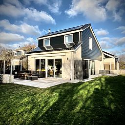 Spacious garden and terrace of Stappeland - Huize 100-1, vacation home in De Koog, Texel, with beautiful views.