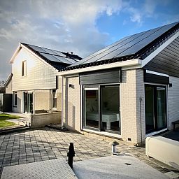 Modern architecture of Stappeland - Huize 100-1, vacation home in De Koog, Texel, with spacious outdoor space.