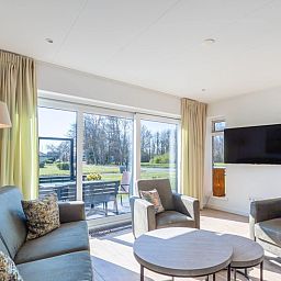 Spacious living room in Orchismient 14 vacation home De Koog Texel with comfortable seating and lots of light.