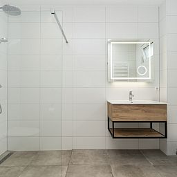 Luxury bathroom with walk-in shower in Villa 21A, De Koog, Texel, vacation home on the Wadden Islands.
