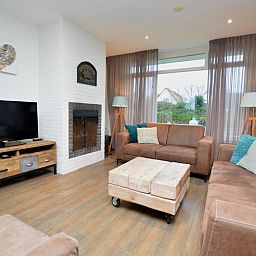 Epelaan 19 in De Koog, Texel, offers a cozy living room with a fireplace.