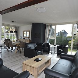 Comfortabele zithoek in Orchismient 33 vakantiehuis De Koog Texel met veel lichtinval.