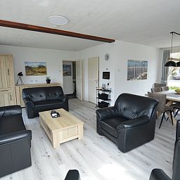 Gezellige woonruimte in Orchismient 33 vakantiehuis De Koog Texel met moderne inrichting.