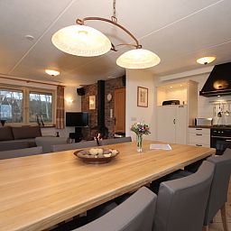 Moderne keuken en eetruimte in Villa, De Koog, Texel, ideaal voor gezellig samenzijn op de Waddeneilanden.