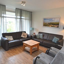 Cozy living room in Orchismient 27, De Koog, Texel, with comfortable sofas and lots of light.
