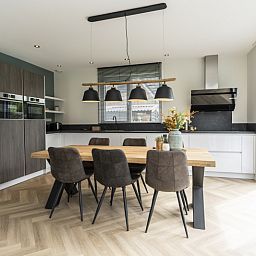 Stylish kitchen in Villa 39, De Koog, Texel. Luxury vacation home with modern amenities on the Wadden Islands.
