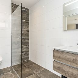 Modern bathroom in Villa 39, De Koog, Texel. Luxury vacation home with stylish facilities on the Wadden Islands.
