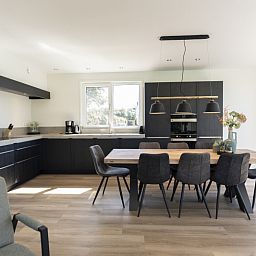 Modern kitchen in Villa 37a, De Koog, Texel, vacation home with spacious dining area and lots of light on the Wadden Islands.