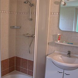 Stylish shower and sink in Bungalow 25, vacation home in De Koog, Texel.