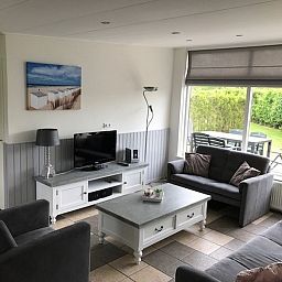 Bright living space in Bungalow 25, vacation home De Koog, Texel, overlooking the garden.