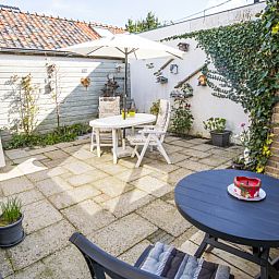 Sunny terrace at Bungalow 9708 in De Koog Texel, ideal for relaxation on the Wadden Island.
