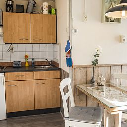 Compact kitchen in Bungalow 9708, De Koog Texel, equipped for a comfortable stay on the Wadden Islands.