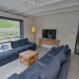 Stilvolle Sitzecke in Ruijslaan 73, Ferienhaus in De Koog, Texel, mit Blick auf den Garten.