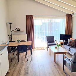 Ruime woonkamer met eethoek in Motel Texel Appartement (Z), De Koog, Texel, ideaal voor ontspanning en gezelligheid.