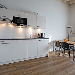 Volledig uitgeruste keuken in Motel Texel Appartement (Z), De Koog, Texel met moderne voorzieningen en eetruimte.