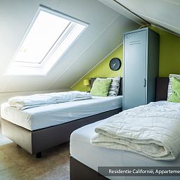 Attractive bedroom with two single beds in Type 3B vacation home, De Koog, Texel, with skylight for extra light.