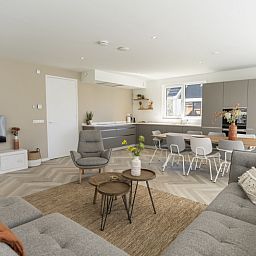 Offene Kueche und Essbereich in Villa 19, De Koog, Texel, ideal fuer gemuetliche Mahlzeiten auf den Watteninseln.