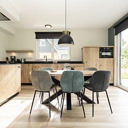 Stylish dining area and kitchen in Villa 37, De Koog, Texel. Ideal vacation home on the Wadden Islands.