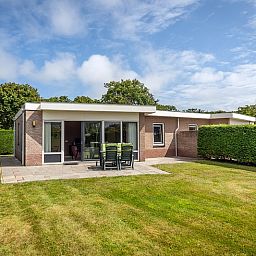 Ferienhaus Bungalow 31 in De Koog, Texel mit Sonnenterrasse und umgebender Natur fuer einen erholsamen Aufenthalt.