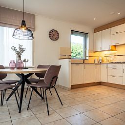 Essbereich und Kueche von Bungalow 31 in De Koog, Texel, ausgestattet mit modernen Geraeten und gemuetlicher Atmosphaere fuer einen schoenen Aufenthalt.