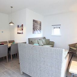 Cozy indoor area of Kustpark houses, De Koog, Texel, with comfortable seating and dining area for a cozy stay on the Wadden Islands.