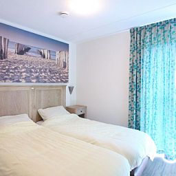 Attractive bedroom in Kustpark houses, De Koog, Texel, with beach decor and light for a restful night's sleep on the Wadden Islands.
