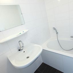 Stylish bathroom in Kustpark houses, De Koog, Texel, with modern amenities for a comfortable stay on the Wadden Islands.