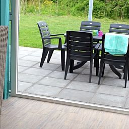 Terrace with garden furniture at Kustpark houses in De Koog, Texel, ideal for outdoor relaxation on the Wadden Islands.